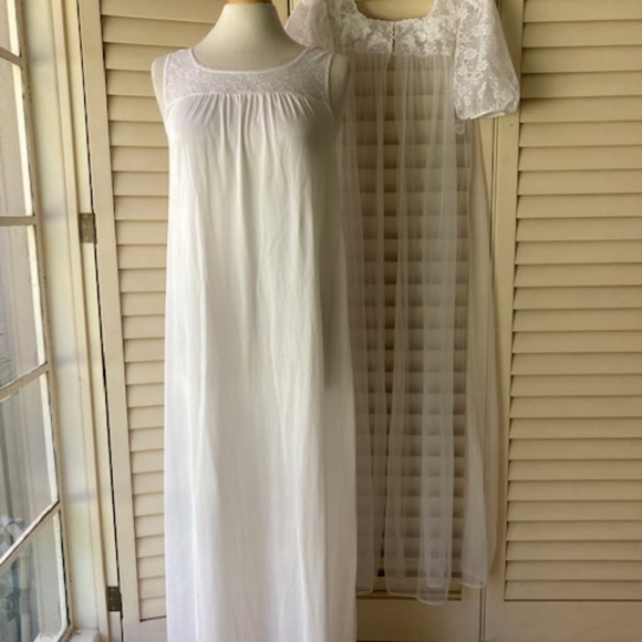 1980's Movie Star Nylon and Chiffon Peignoir Set - Picture 2 of 12